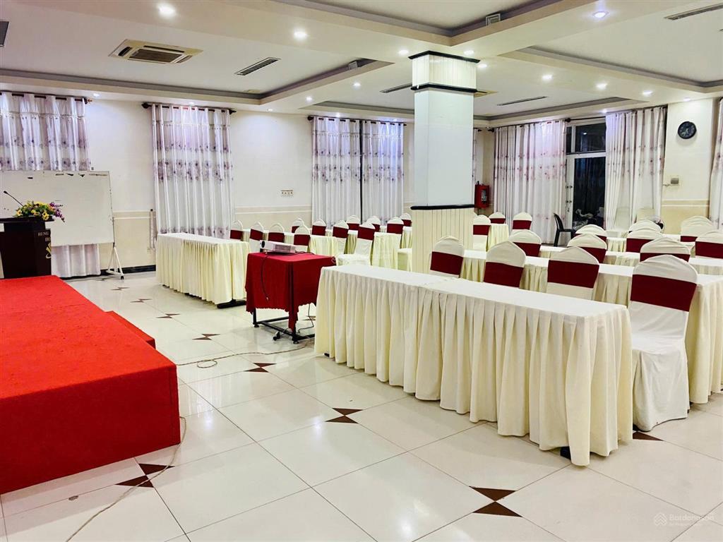 Bán khách sạn 3 sao đường hùng vương trung tâm thành phố tuy hoà. cách biển chỉ 600m. giá 140 tỷ