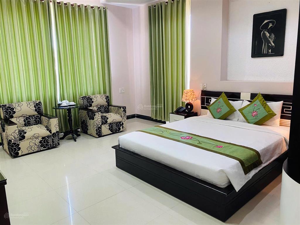 Bán khách sạn 3 sao đường hùng vương trung tâm thành phố tuy hoà. cách biển chỉ 600m. giá 140 tỷ
