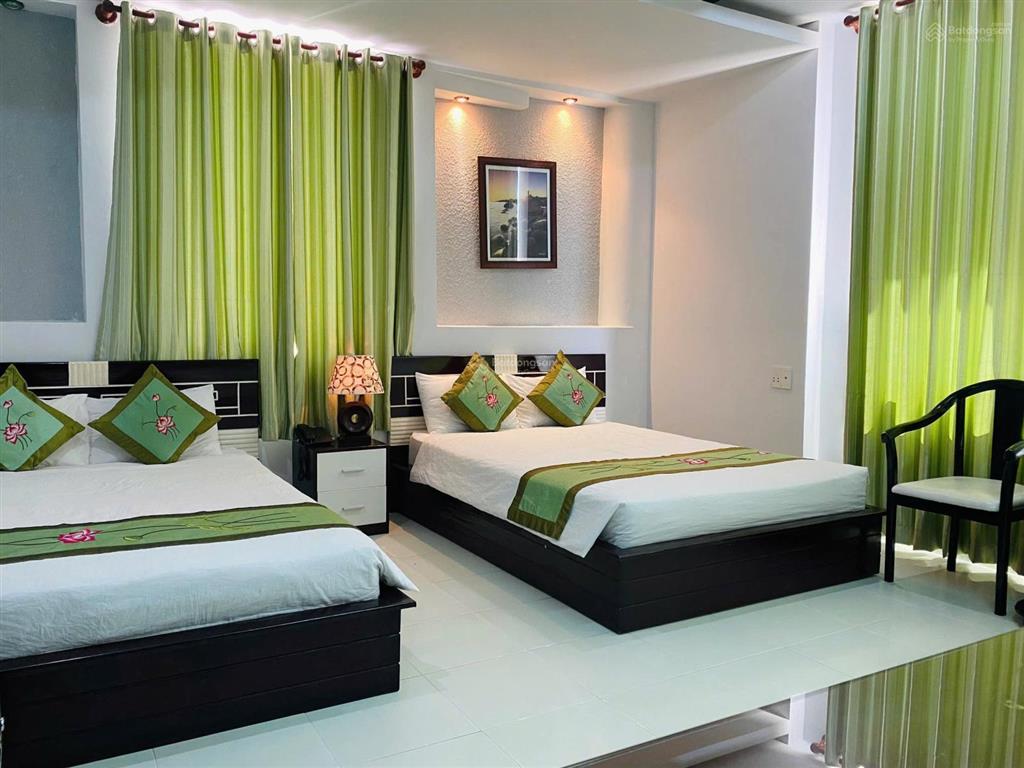 Bán khách sạn 3 sao đường hùng vương trung tâm thành phố tuy hoà. cách biển chỉ 600m. giá 140 tỷ