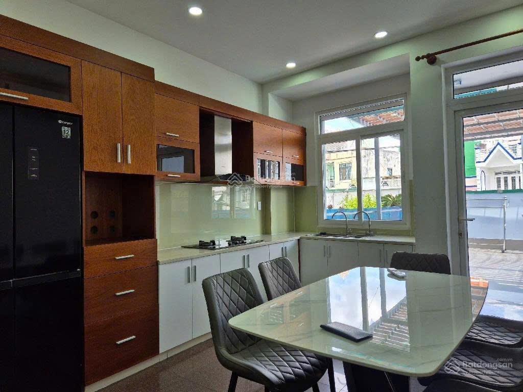 Bán nhà mặt tiền đường số quận 7. ngang 4m dài 20m. 1 trệt 4 lầu sân thượng. 12,8 tỷ