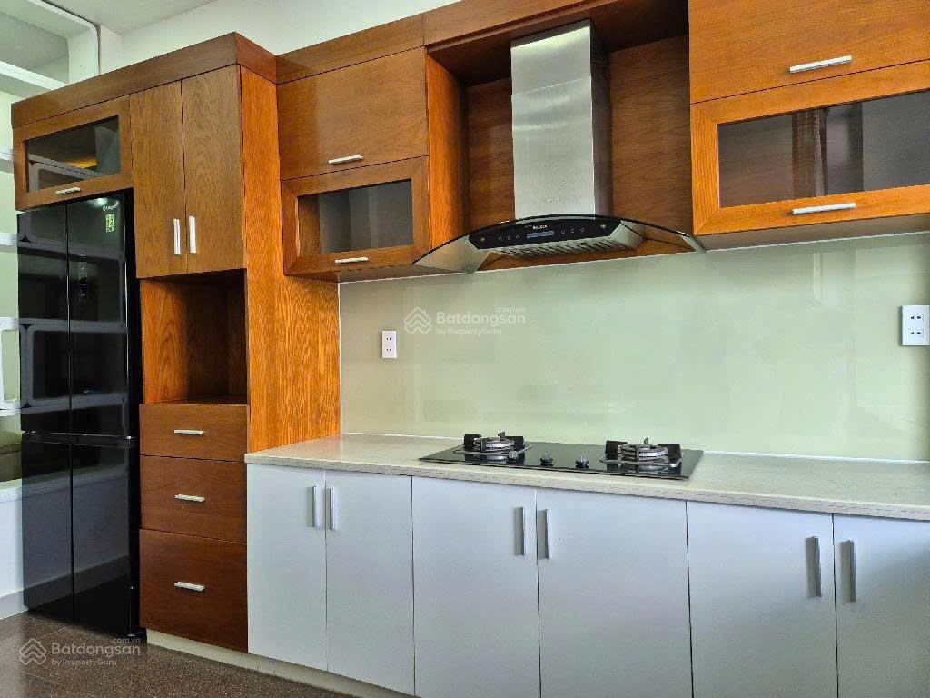 Bán nhà mặt tiền đường số quận 7. ngang 4m dài 20m. 1 trệt 4 lầu sân thượng. 12,8 tỷ