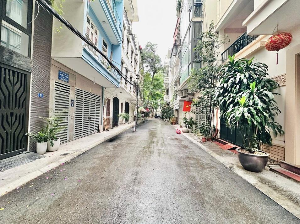 Hàng cực hiếm, bán nhà riêng hoàng cầu, đống đa oto đỗ cửa, thang máy, sổ đẹp 96m2 52tỷ