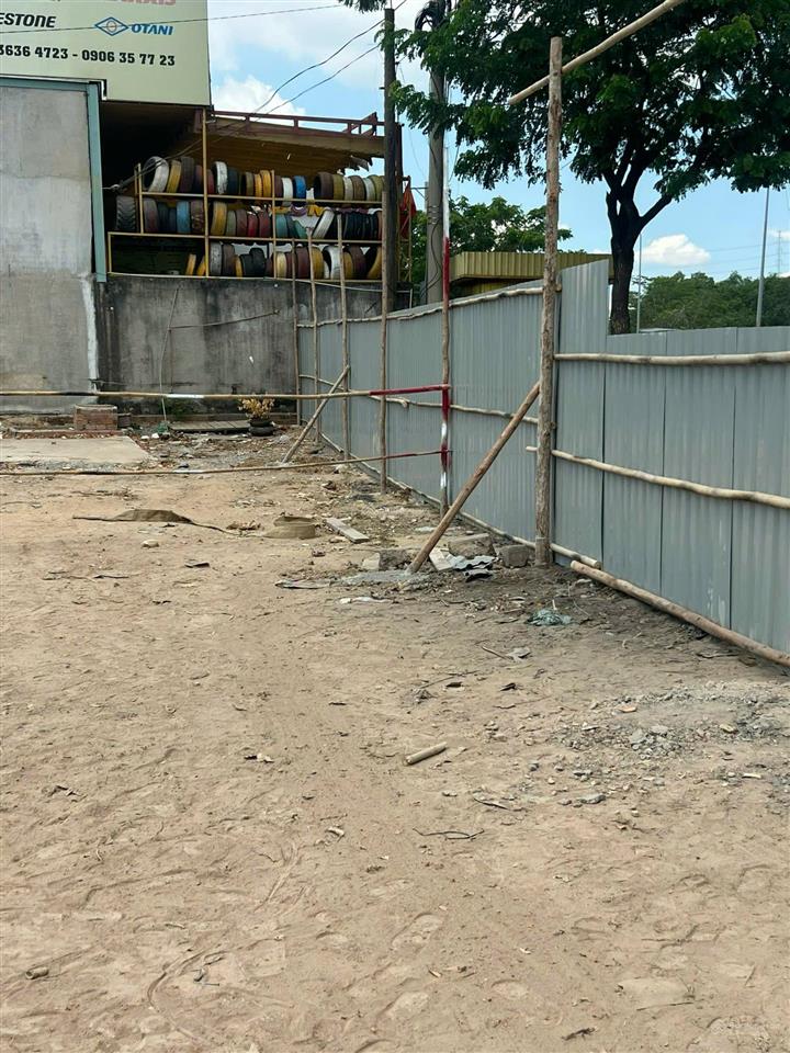 Cần tiền muốn bán đất để lo gđ. tổng dt đất 1.700m2 giá 60tr/m2, dt 36 x 48m.  0985 807 *** vy