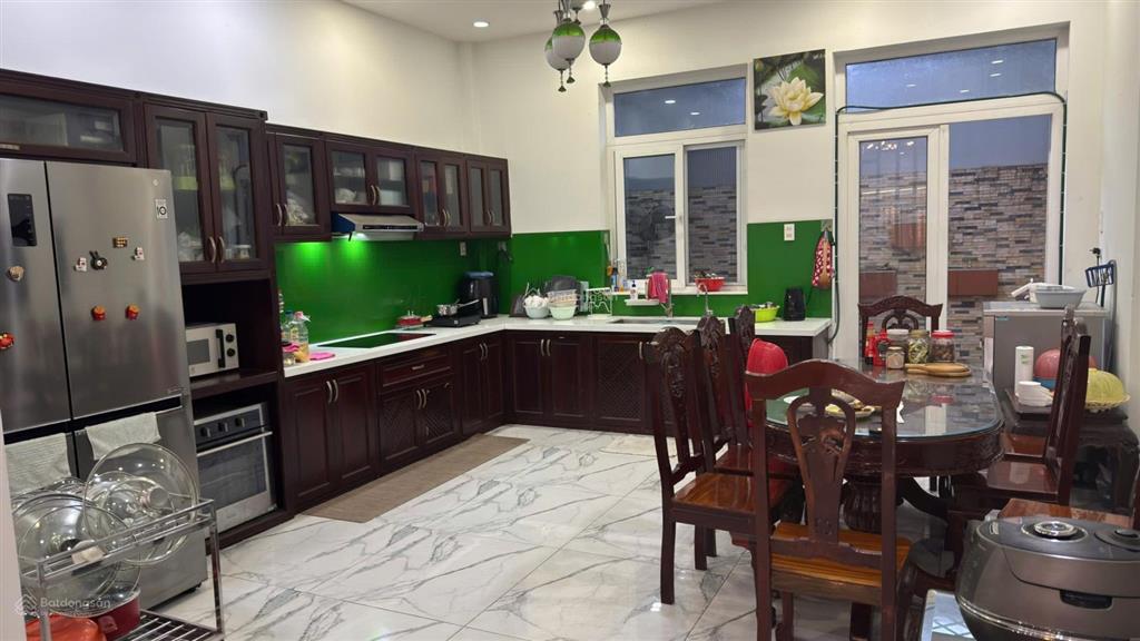Bán nhà mặt tiền vừa ở kinh doanh dt 132m2 2 sàn 3pn 2wc có ban công, cách bến xe quận 8 chỉ 500m