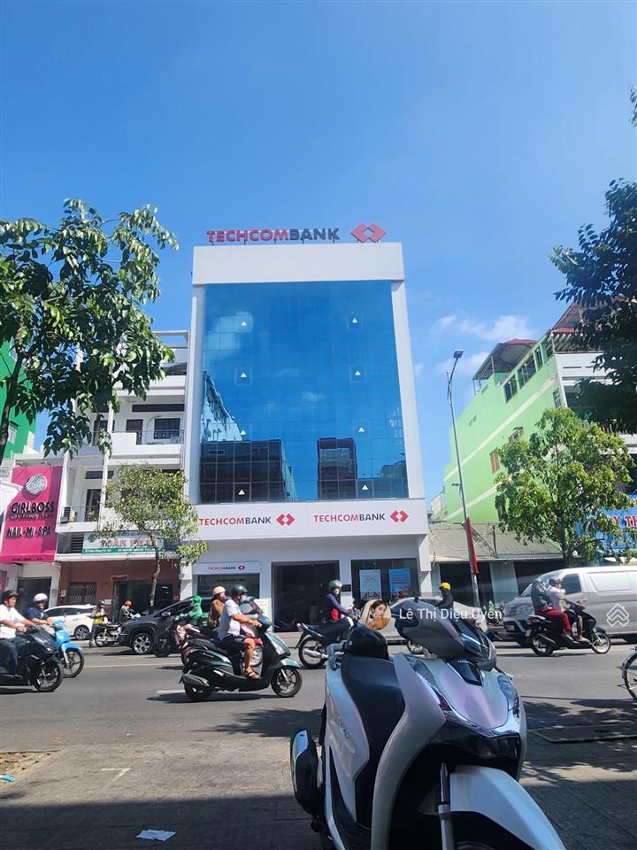 Cho thuê tòa nhà mt đường cộng hòa, tân bình, dt 10x30 hầm 7 lầu. giá 180tr/tháng.  0901 686 ***