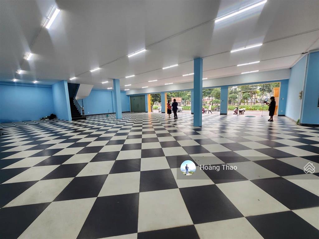 Cho thuê nhà đường song hành, q2, dt 22x20m 1h 3 lầu. dtsd 2000m2. giá rẻ.  0901 686 *** mr thao