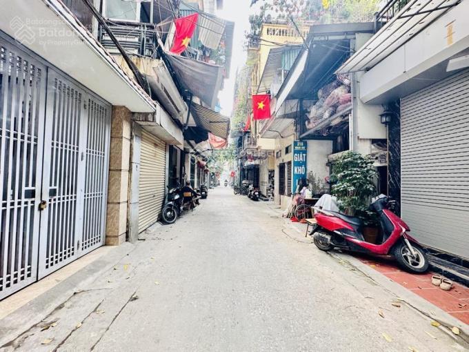 Bán đất ba đình (cũ) , phố tân ấp , ngõ thông , xe máy tránh , 30m ra ô tô tránh , giá đầu tư