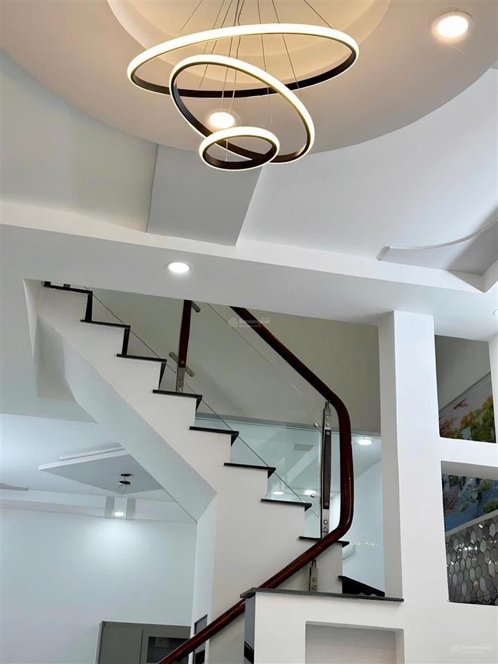 Đường xe hơi 5m  cạnh gò xoài  nhà đúc 2 tầng  dt 40m2.