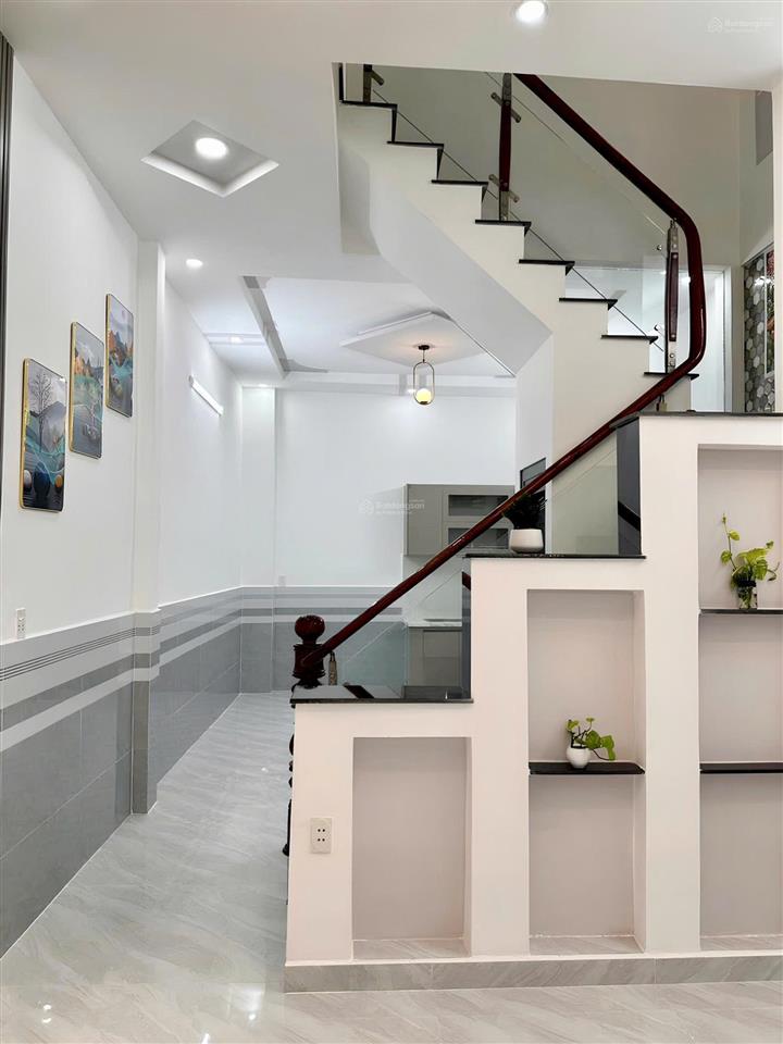 Đường xe hơi 5m  cạnh gò xoài  nhà đúc 2 tầng  dt 40m2.