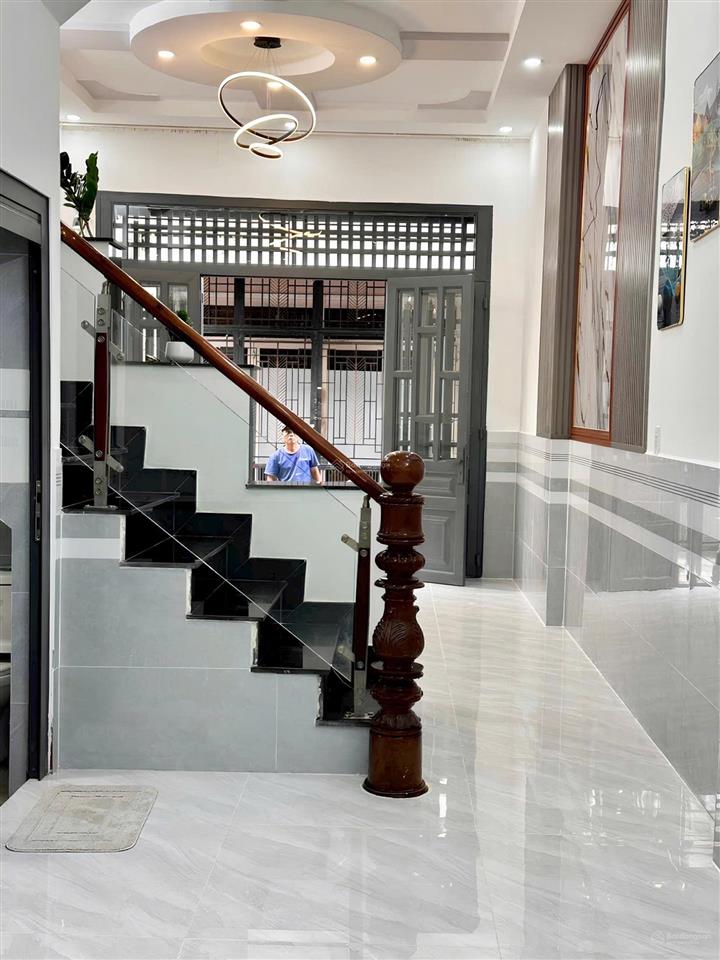 Đường xe hơi 5m  cạnh gò xoài  nhà đúc 2 tầng  dt 40m2.