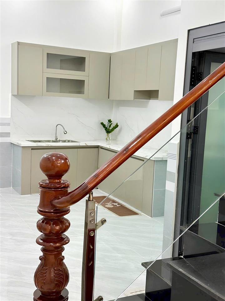 Đường xe hơi 5m  cạnh gò xoài  nhà đúc 2 tầng  dt 40m2.