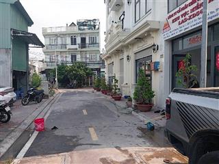 Ngộp bank. đất 4x17 vuông vức. đường nhựa 7m thông. shr. ngay tl10. xây tự do.