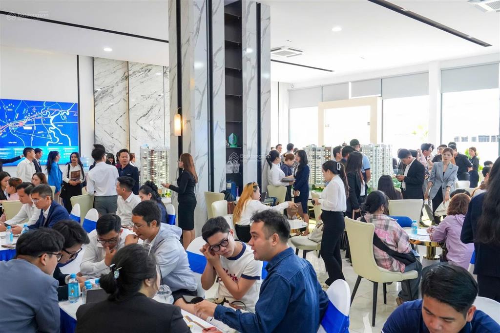 Bán gấp căn 2pn  dt 50m2. view nội khu tầng 10. nhận nhà cuối năm 2026