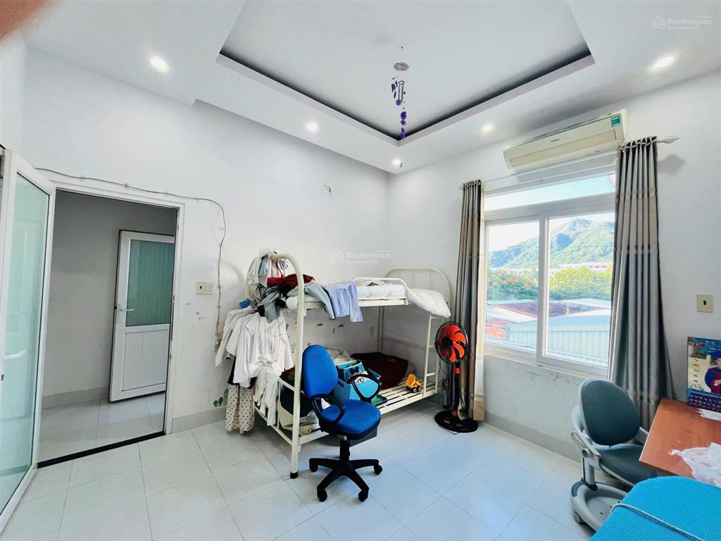 Cho thuê biệt thự sân vườn gần đường phan phù tiên, bắc nha trang, gần biển hòn chồng, oto đỗ cửa