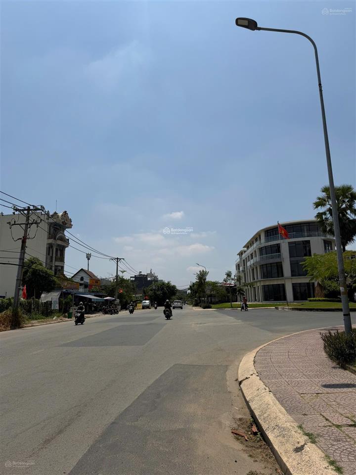 Bán 105m2 đất mặt tiền bưng ông thoàn, ngay ngã tư liên phường