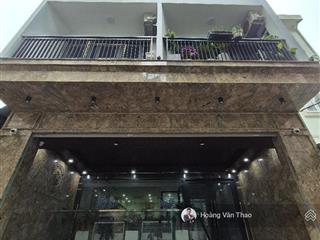 Tòa căn hộ dv 10 tầng hoàng quốc việt 85m2, mt 6,5m  51tỷ. doanh thu 2,5 tỷ/năm  ôtô dừng đỗ 24/7