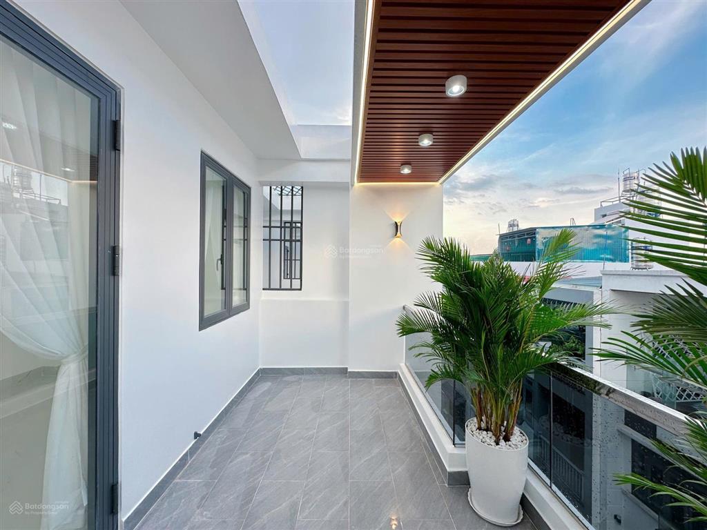 Góc hai mặt tiền  4,5m x 15m  (5pn + 6nvs)  đường thông 7m  ngay công viên hồ trái tim