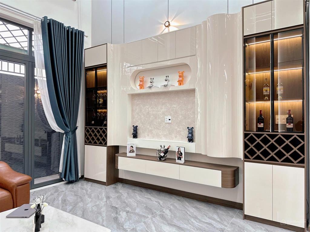 Góc hai mặt tiền  4,5m x 15m  (5pn + 6nvs)  đường thông 7m  ngay công viên hồ trái tim