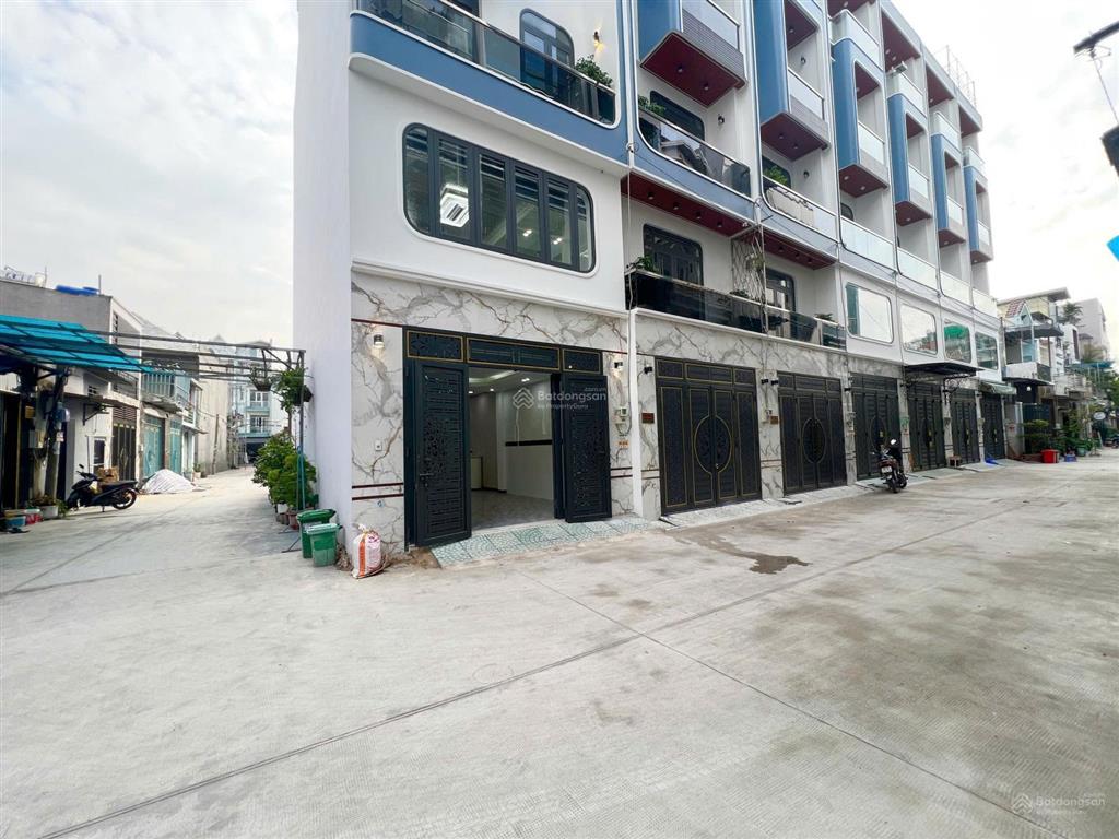 Góc hai mặt tiền  4,5m x 15m  (5pn + 6nvs)  đường thông 7m  ngay công viên hồ trái tim