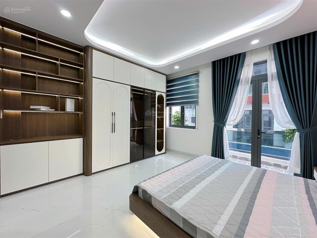 Góc hai mặt tiền  4,5m x 15m  (5pn + 6nvs)  đường thông 7m  ngay công viên hồ trái tim