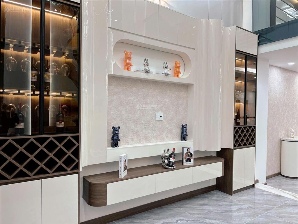 Góc hai mặt tiền  4,5m x 15m  (5pn + 6nvs)  đường thông 7m  ngay công viên hồ trái tim