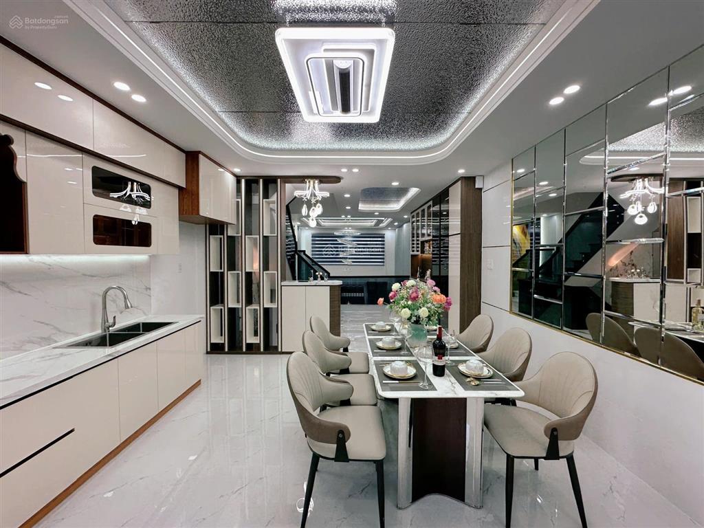 Góc hai mặt tiền  4,5m x 15m  (5pn + 6nvs)  đường thông 7m  ngay công viên hồ trái tim