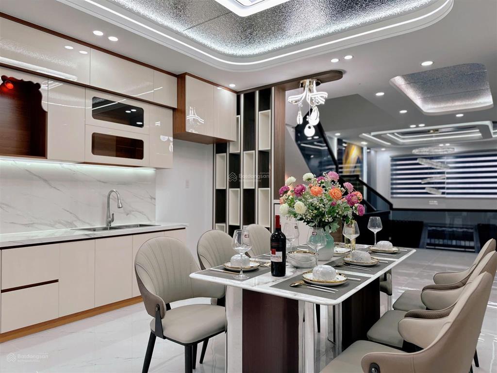 Góc hai mặt tiền  4,5m x 15m  (5pn + 6nvs)  đường thông 7m  ngay công viên hồ trái tim
