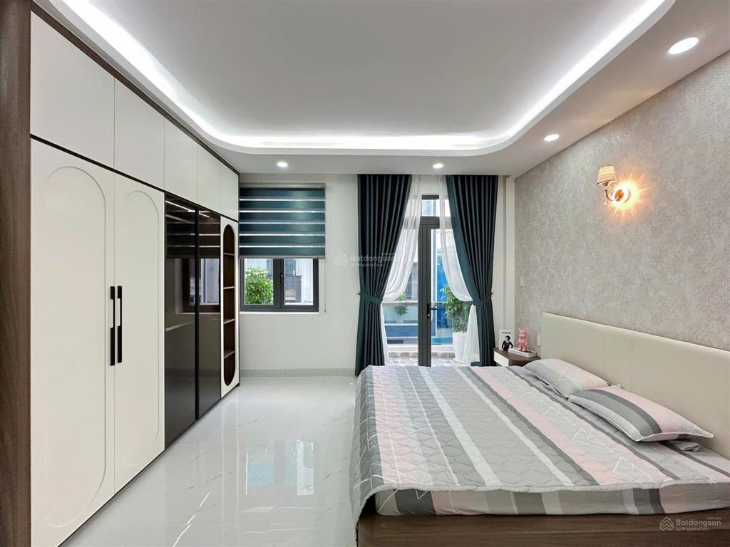 Góc hai mặt tiền  4,5m x 15m  (5pn + 6nvs)  đường thông 7m  ngay công viên hồ trái tim