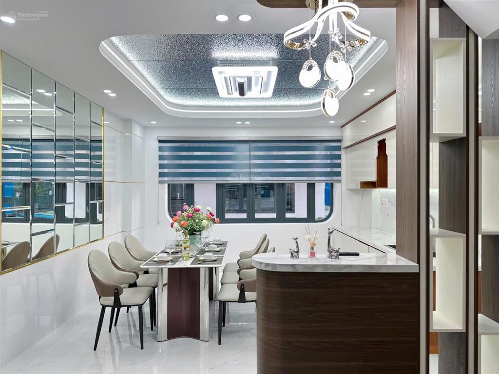 Góc hai mặt tiền  4,5m x 15m  (5pn + 6nvs)  đường thông 7m  ngay công viên hồ trái tim