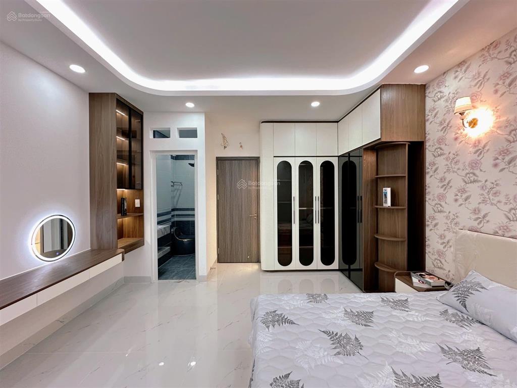 Góc hai mặt tiền  4,5m x 15m  (5pn + 6nvs)  đường thông 7m  ngay công viên hồ trái tim