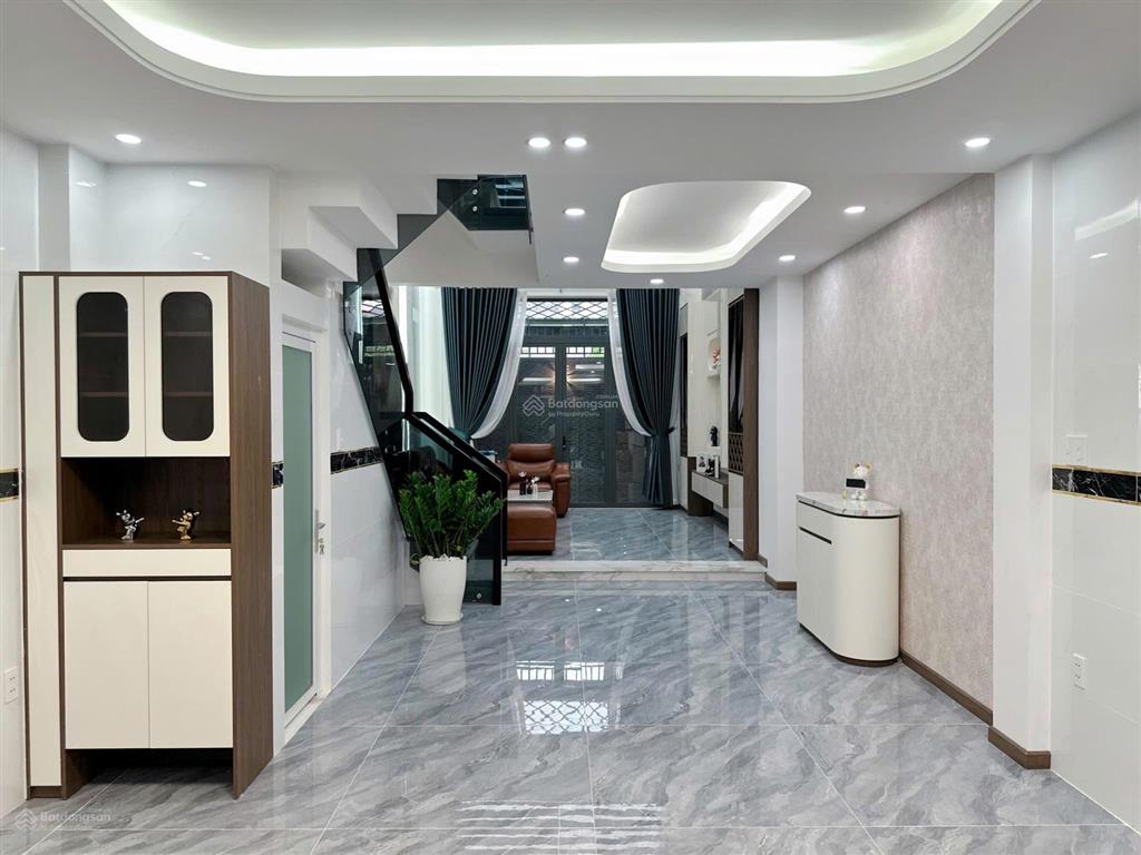 Góc hai mặt tiền  4,5m x 15m  (5pn + 6nvs)  đường thông 7m  ngay công viên hồ trái tim