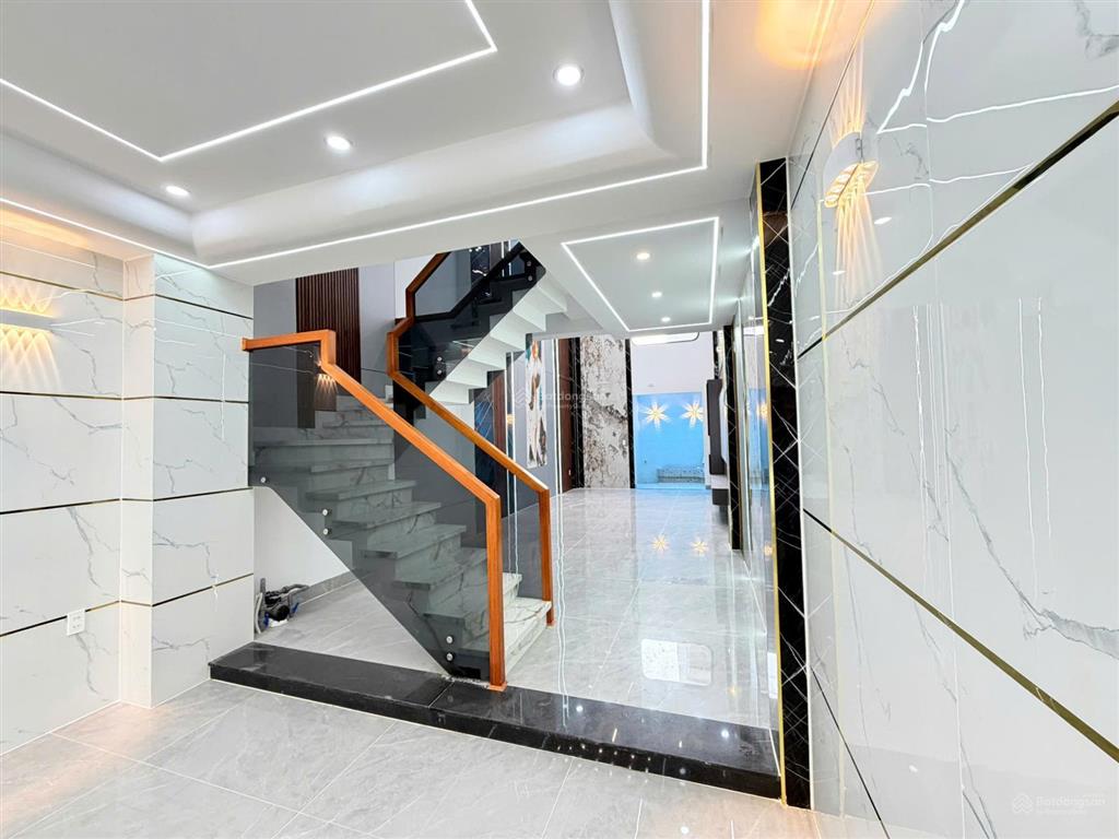 Diện tích siêu khùng (4m x 22m)  vừa ở + làm nghề  đường thông 7m  có ô chừa thang máy 450 kg