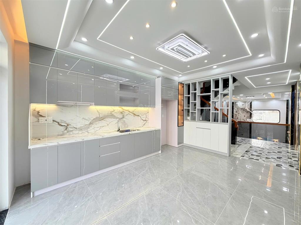 Diện tích siêu khùng (4m x 22m)  vừa ở + làm nghề  đường thông 7m  có ô chừa thang máy 450 kg