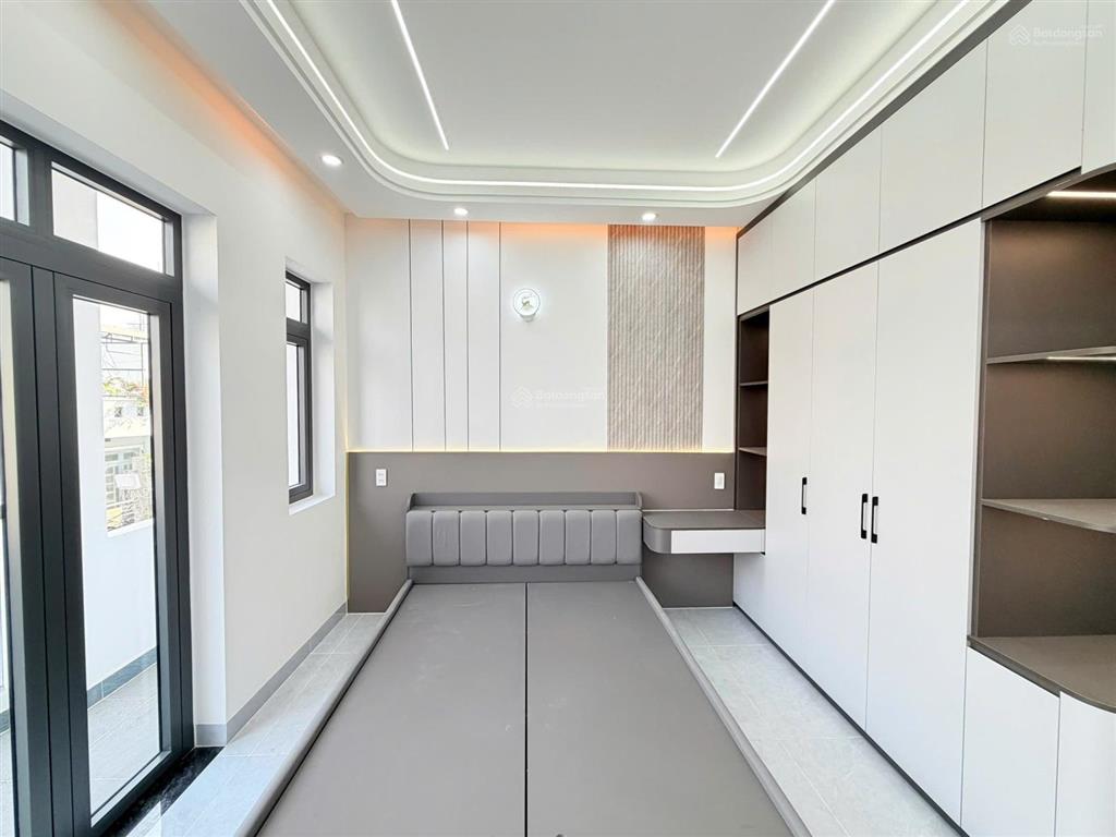 Diện tích siêu khùng (4m x 22m)  vừa ở + làm nghề  đường thông 7m  có ô chừa thang máy 450 kg