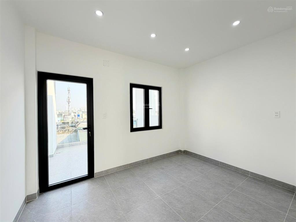 Diện tích siêu khùng (4m x 22m)  vừa ở + làm nghề  đường thông 7m  có ô chừa thang máy 450 kg