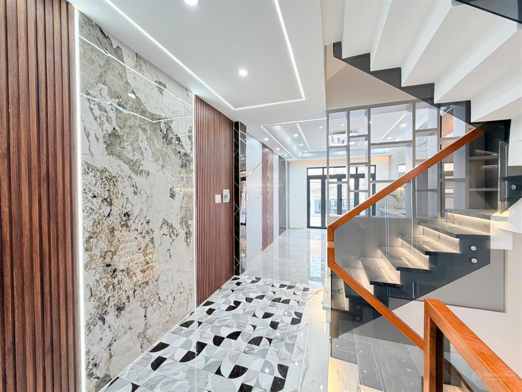 Diện tích siêu khùng (4m x 22m)  vừa ở + làm nghề  đường thông 7m  có ô chừa thang máy 450 kg