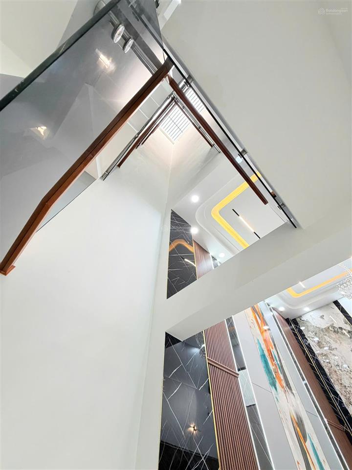 Diện tích siêu khùng (4m x 22m)  vừa ở + làm nghề  đường thông 7m  có ô chừa thang máy 450 kg