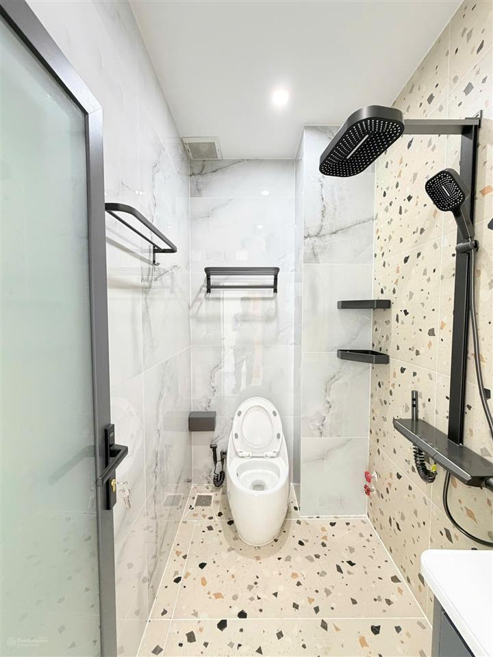 Diện tích siêu khùng (4m x 22m)  vừa ở + làm nghề  đường thông 7m  có ô chừa thang máy 450 kg