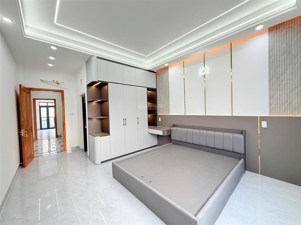 Diện tích siêu khùng (4m x 22m)  vừa ở + làm nghề  đường thông 7m  có ô chừa thang máy 450 kg