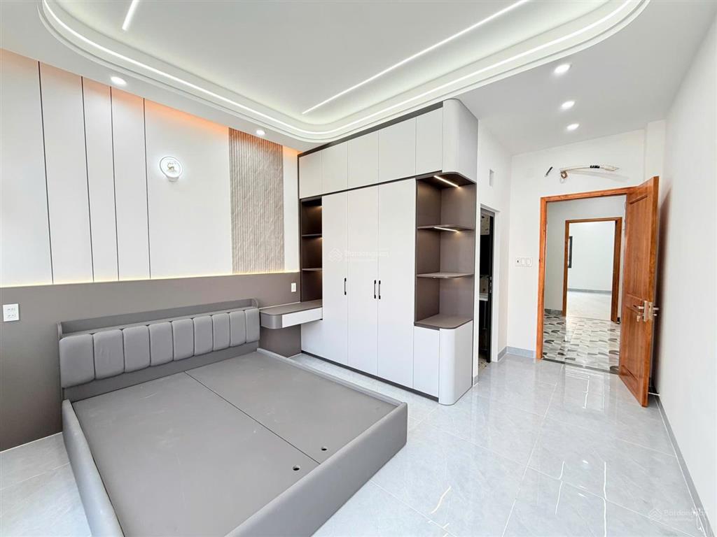 Diện tích siêu khùng (4m x 22m)  vừa ở + làm nghề  đường thông 7m  có ô chừa thang máy 450 kg