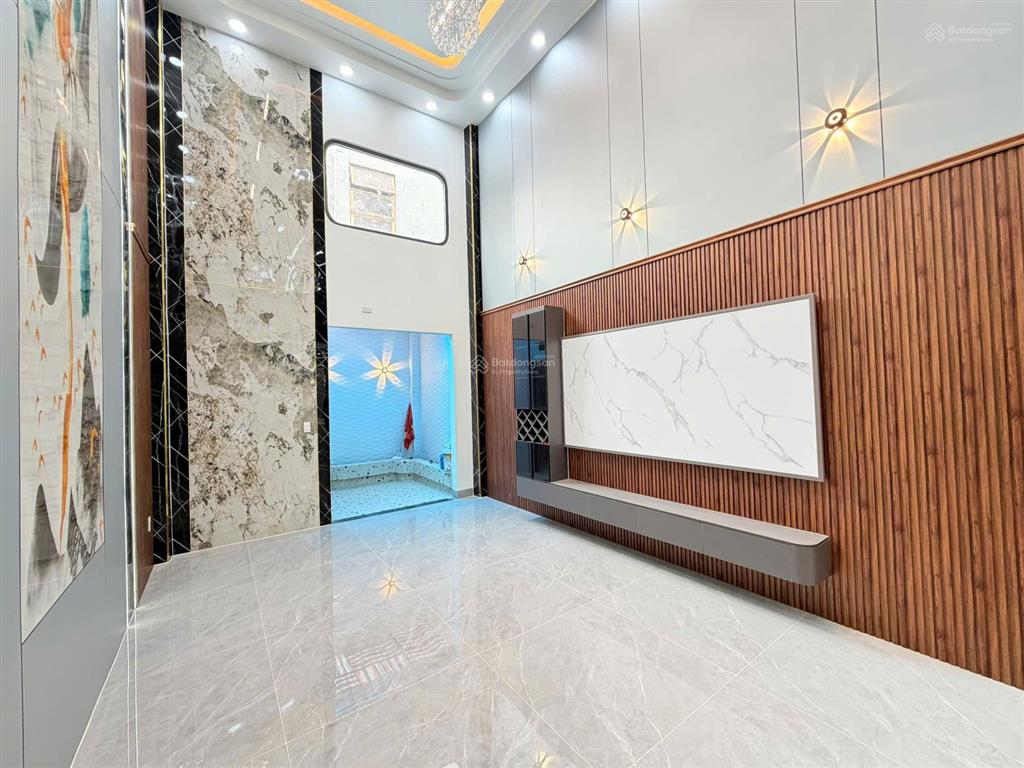 Diện tích siêu khùng (4m x 22m)  vừa ở + làm nghề  đường thông 7m  có ô chừa thang máy 450 kg