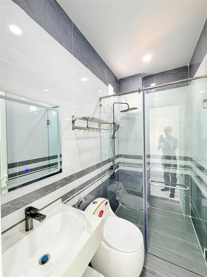 Nhà diện tích lớn (4m x 18m)  có ô chờ thang máy  đường nhựa 7m  dãy nhà đồng bộ  kdc an ninh
