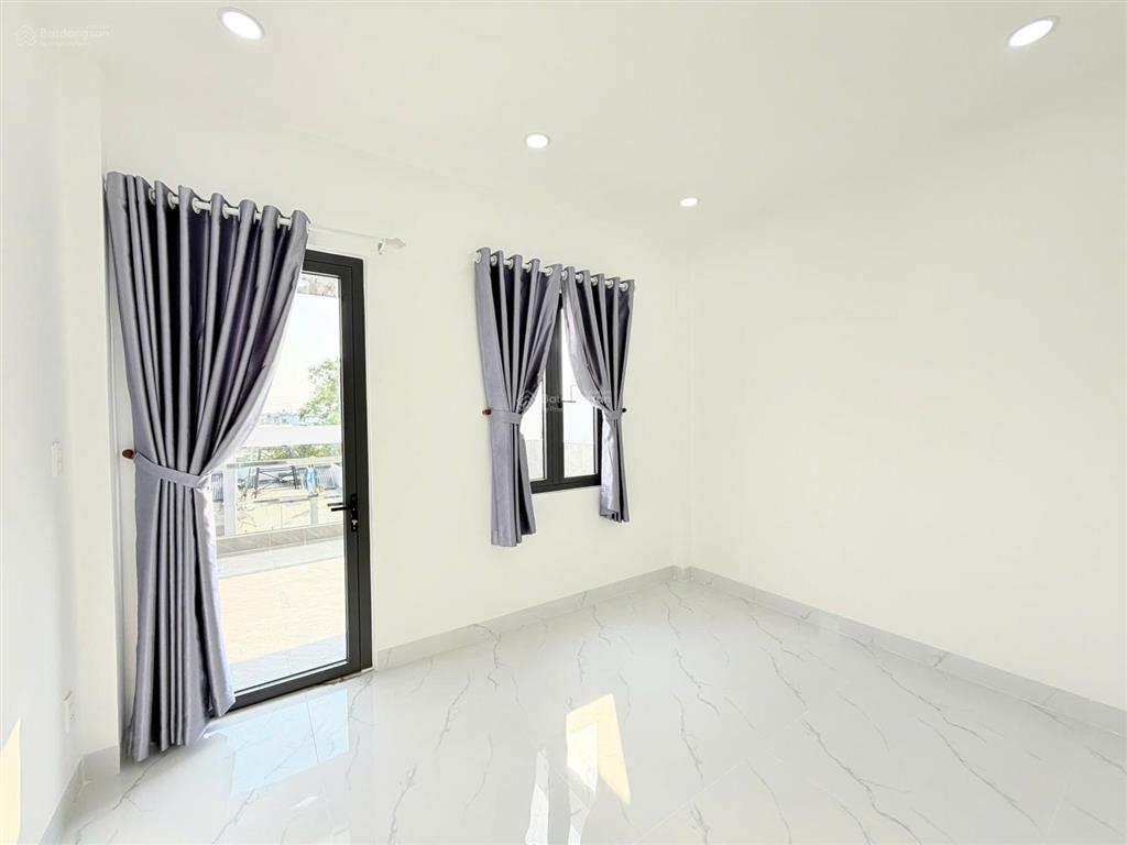 Nhà diện tích lớn (4m x 18m)  có ô chờ thang máy  đường nhựa 7m  dãy nhà đồng bộ  kdc an ninh