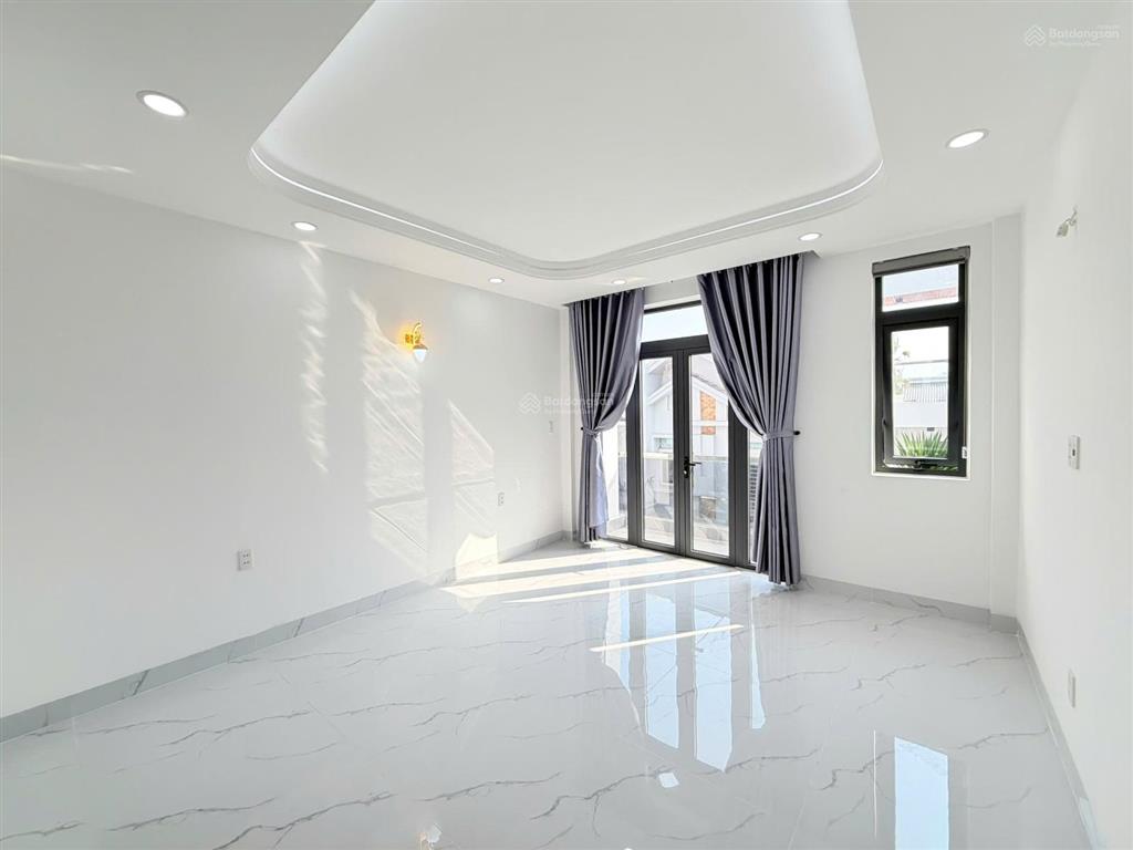 Nhà diện tích lớn (4m x 18m)  có ô chờ thang máy  đường nhựa 7m  dãy nhà đồng bộ  kdc an ninh