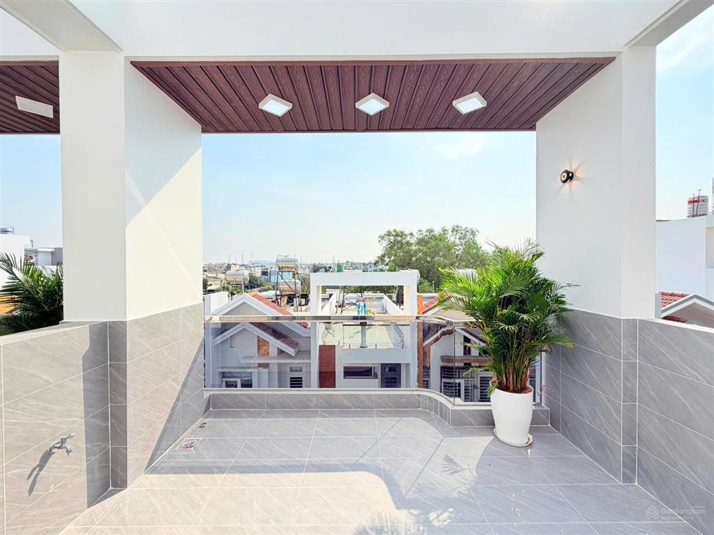 Nhà diện tích lớn (4m x 18m)  có ô chờ thang máy  đường nhựa 7m  dãy nhà đồng bộ  kdc an ninh