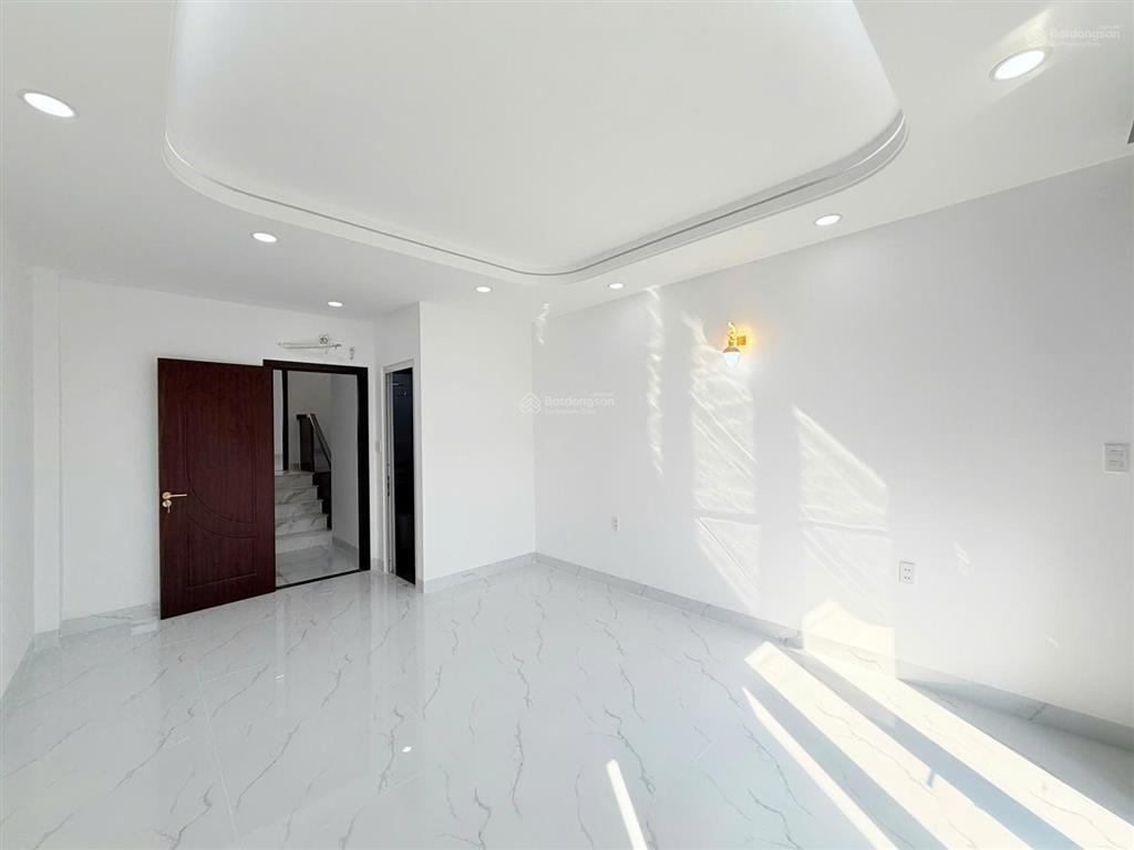 Nhà diện tích lớn (4m x 18m)  có ô chờ thang máy  đường nhựa 7m  dãy nhà đồng bộ  kdc an ninh