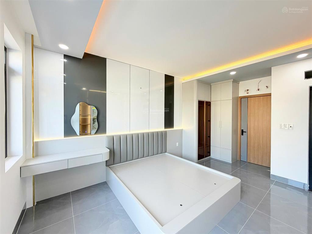 Nhà diện tích khủng  vừa ở + vừa làm nghề kinh doanh may mặc, online  4m x 22m  đường thông 7m