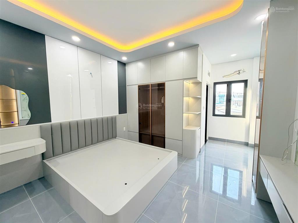 Nhà diện tích khủng  vừa ở + vừa làm nghề kinh doanh may mặc, online  4m x 22m  đường thông 7m