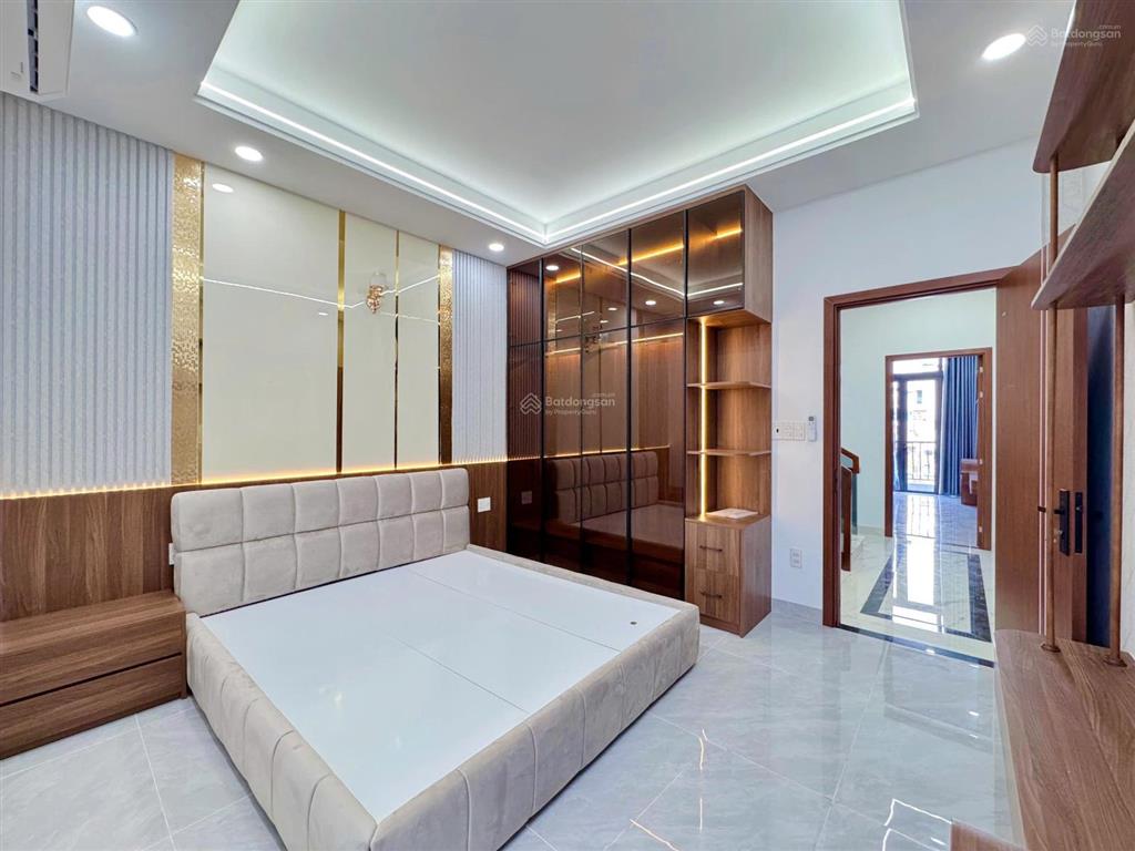 Nhà đẹp, có thang máy 450kg  full nội thất  4m x 16m  đường rộng 8m  ngay chợ gò xoài, tktq