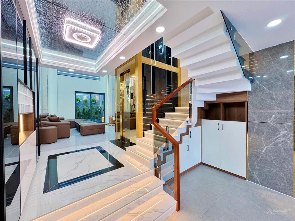 Nhà đẹp, có thang máy 450kg  full nội thất  4m x 16m  đường rộng 8m  ngay chợ gò xoài, tktq